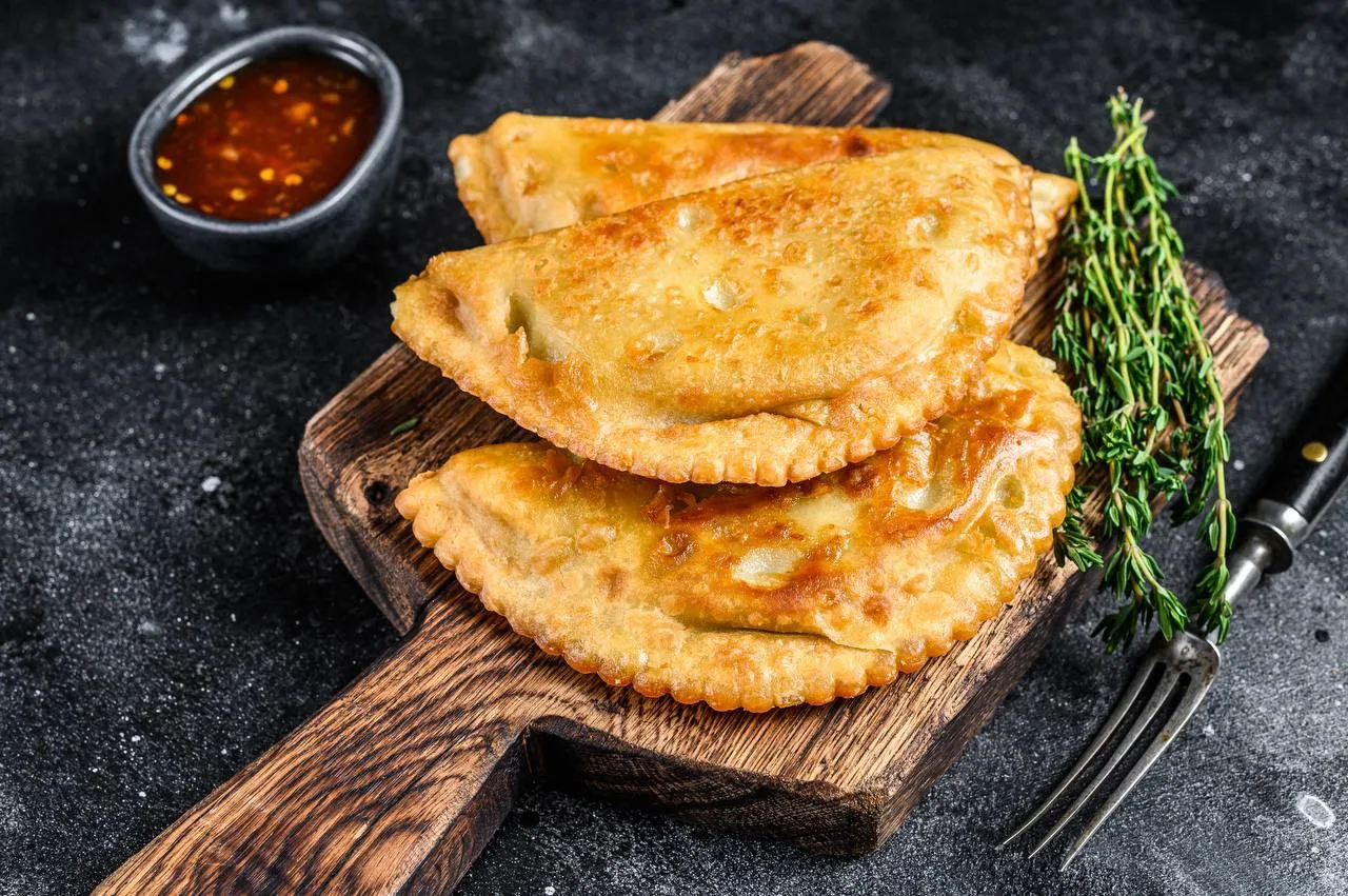 🥟 Чебурек — вкус, который невозможно забыть 💛  Хрустящее тонкое тесто, сочная начинка и аромат, от к