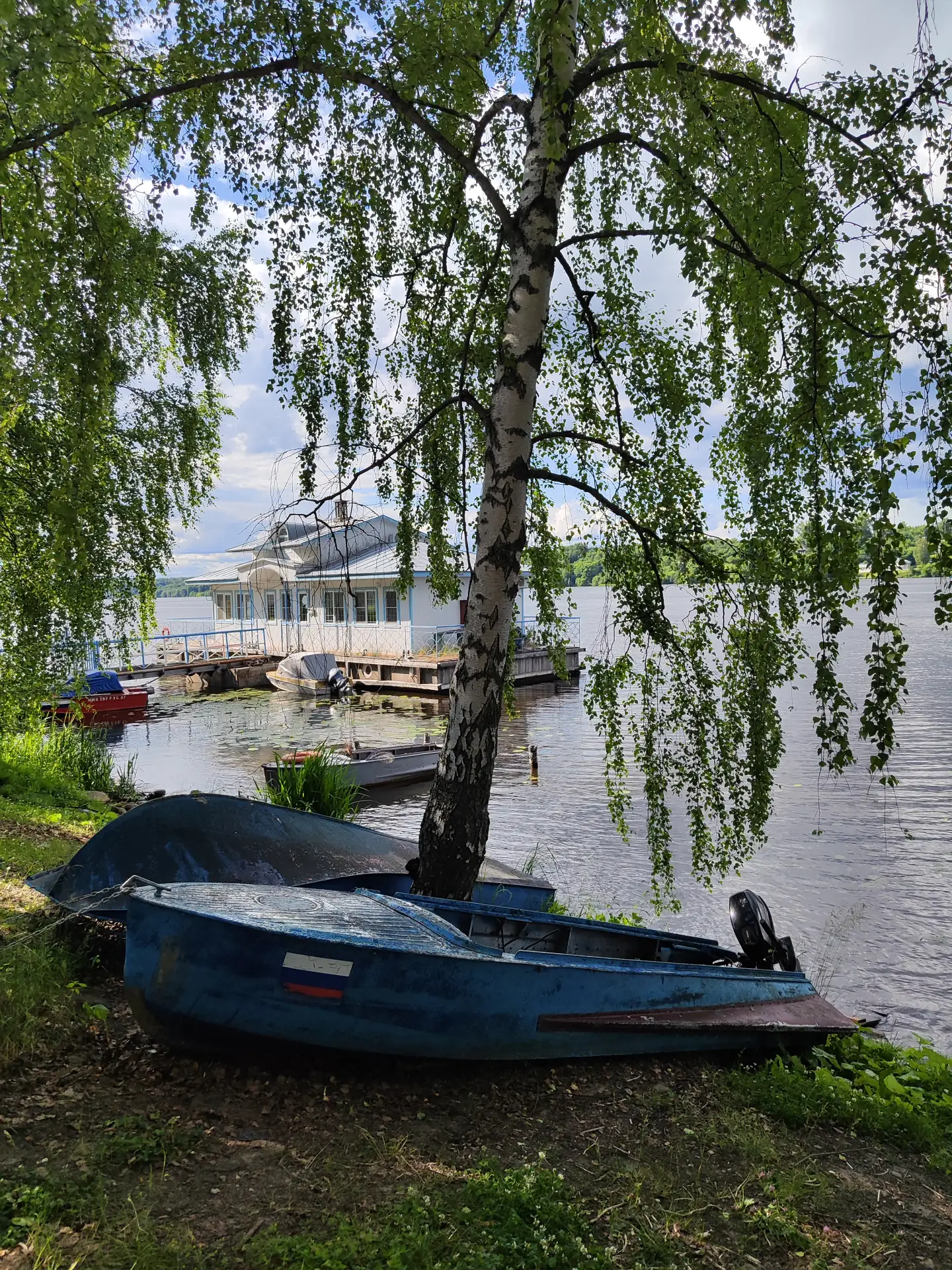Там, где замирает время и царит вечный покой... 🎨

Перекусив на набережной, мы поднялись на гору Ле