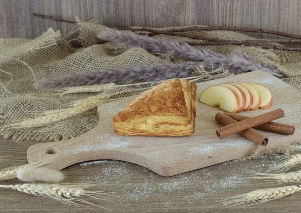 НОВИНКА на наших прилавках! 

Встречайте уютную вкусняшку — булочка с яблоком! 
Нежное дрожжевое сло