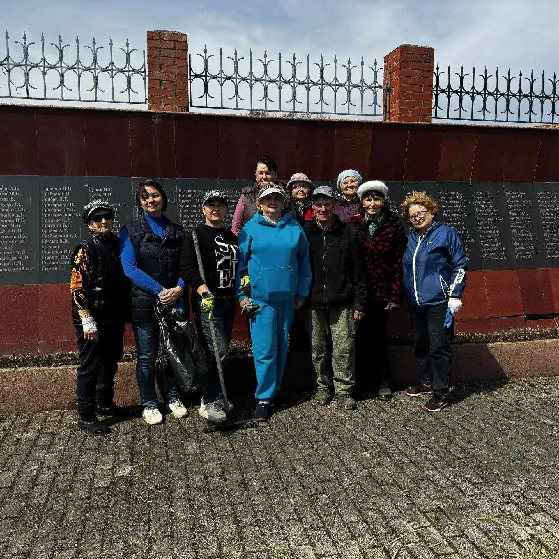 В Хасанском округе начинается пора субботников  В минувшие выходные  в Славянке сотрудники администр