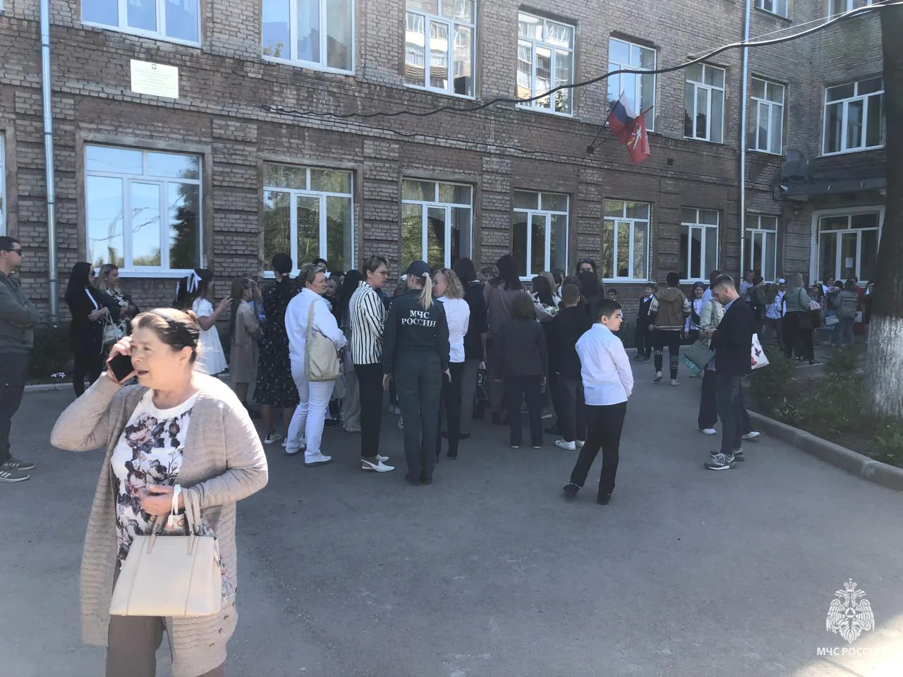 Безопасный "Последний звонок": сотрудники МЧС России обеспечили порядок на праздниках в школах Тульс