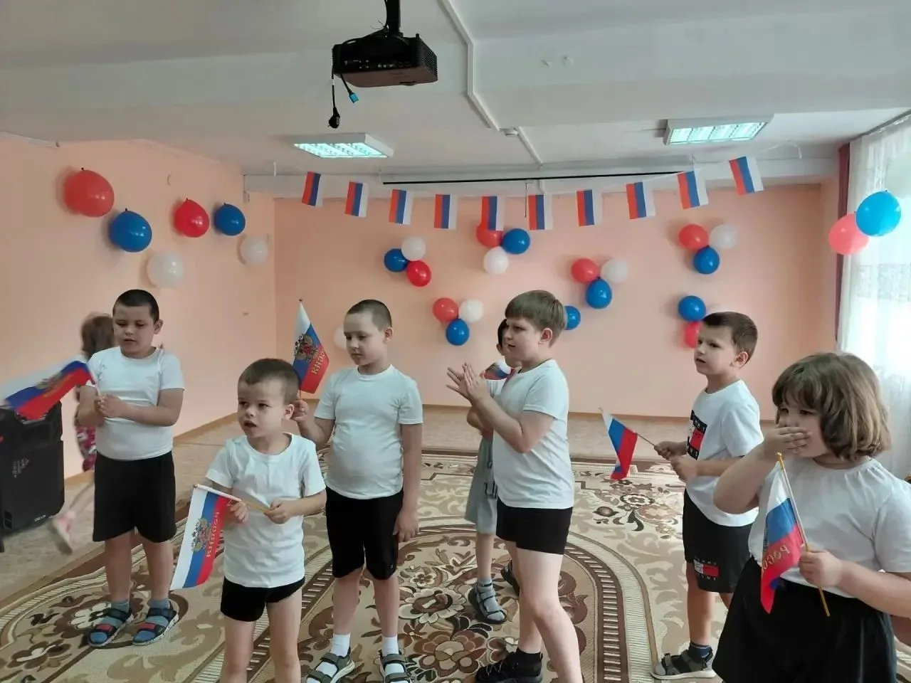 🎉 Сегодня ребята из группы «Солнышко» ярко и весело отметили День флага! 🇷🇺