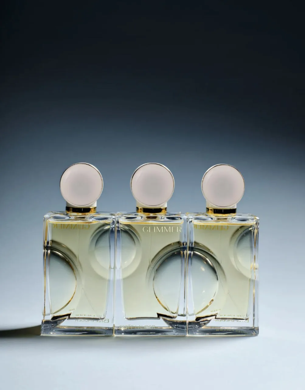 Estée Lauder представили новый аромат Glimmer Eau de Parfum с нотками ванили, малинового мусса и пир