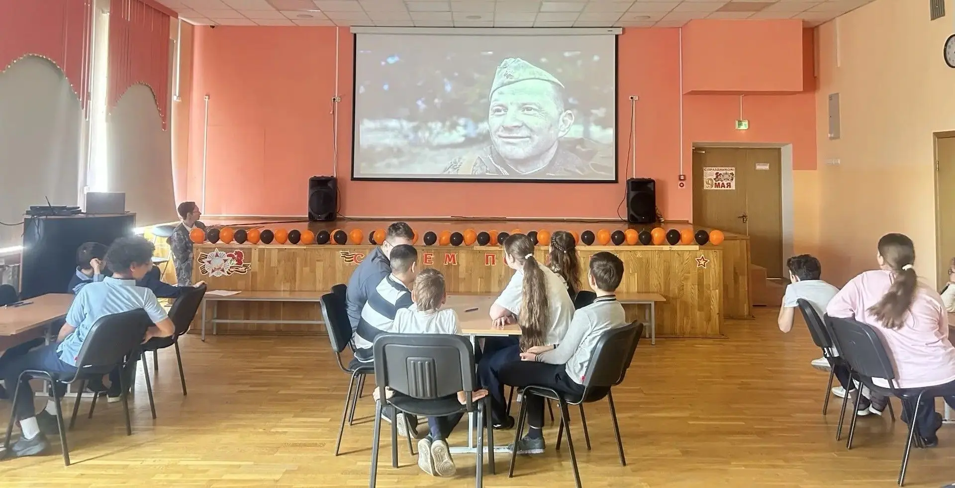 🤗 Маленькие знатоки большой истории  ⭐️ В преддверии Дня Победы ученики 3-А, 3-Б, 3-Г, 4-А и 4-Б кла