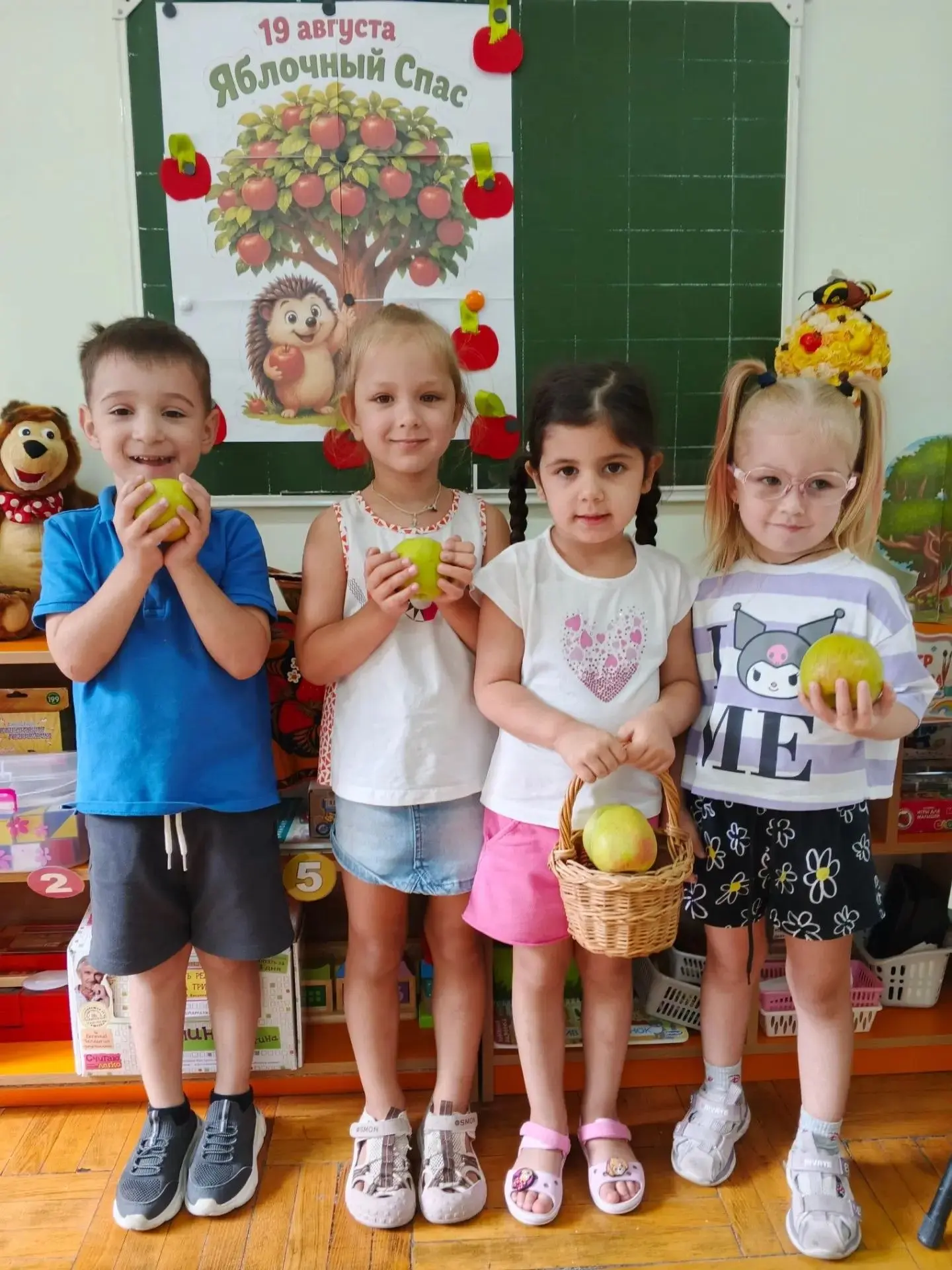 В группе "Цветик-семицветик" прошли мероприятия, посвящённые празднику Яблочный спас.