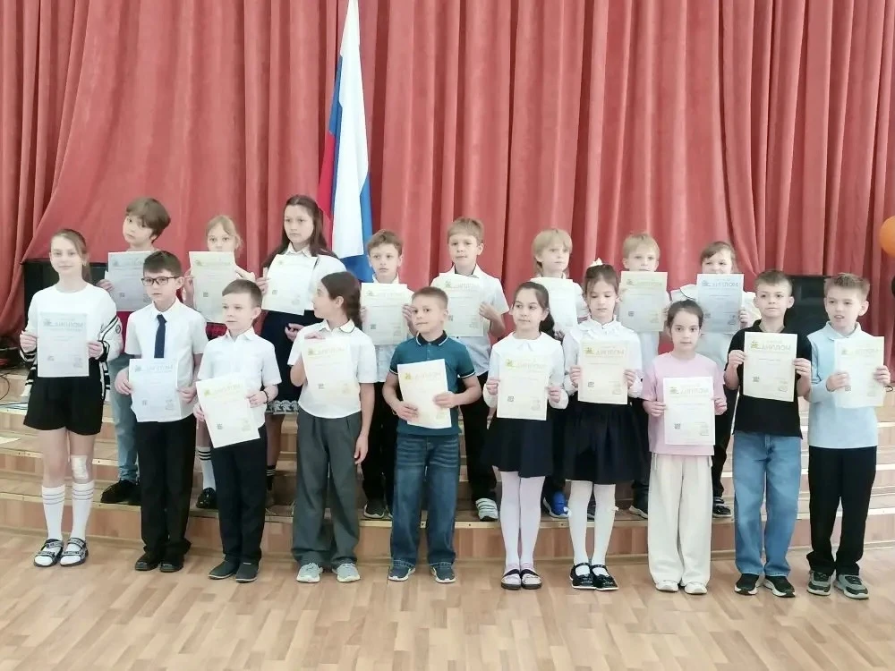 💢 Торжественная линейка   Друзья! Сегодня в школьном здании №2 прошла торжественная линейка, посвящё