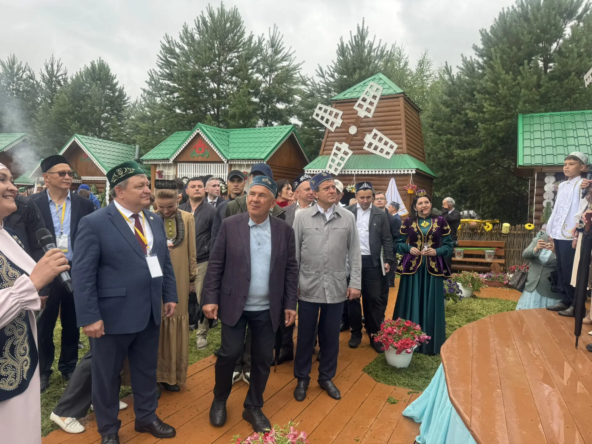 Бүген Казан шәһәрендә Республика Сабантуен бәйрәм итү кысаларында Рөстәм Миңнеханов Нурлат районы иш