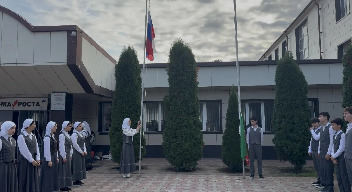 В МБОУ «СОШ №3» г. Аргуна им. М.М. Вайханова состоялась торжественная линейка поднятия ...