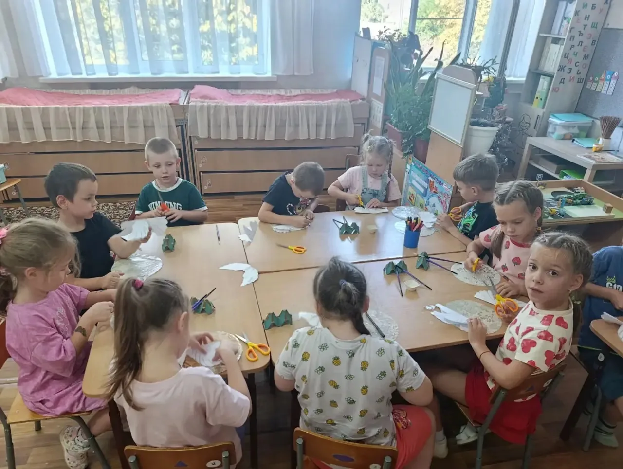 🕊 Сегодня ребята из подготовительной группы «Лучики» создали «голубя мира» из бумаги! 🕊