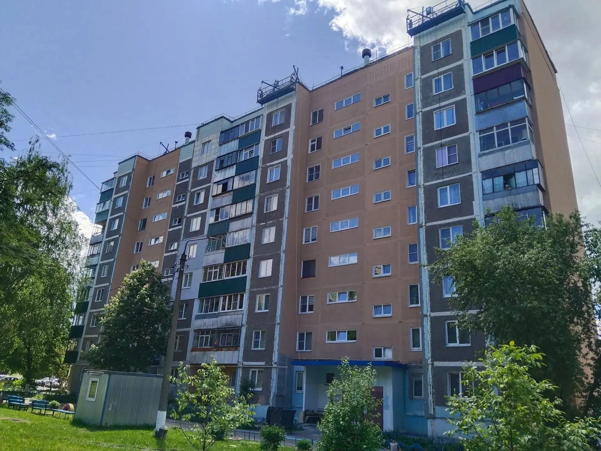 Продолжается капитальный ремонт фасада многоквартирного дома по адресу:  г.Курск, ул. Орловская, д.2