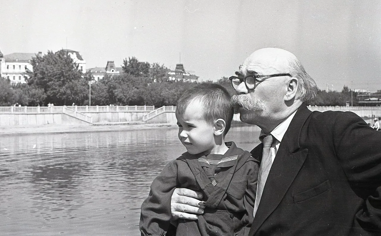 Художник К.П.Белов с внуком Славой на фоне омской стрелки.
июнь 1963 г.
Автор фотографии - Фрумгарц 