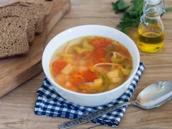 🍜 Буру-буру (суп из овощей и пасты).  Ингредиенты:  - Спагетти – 150 г   - Вода – 2 л   - Картофель 