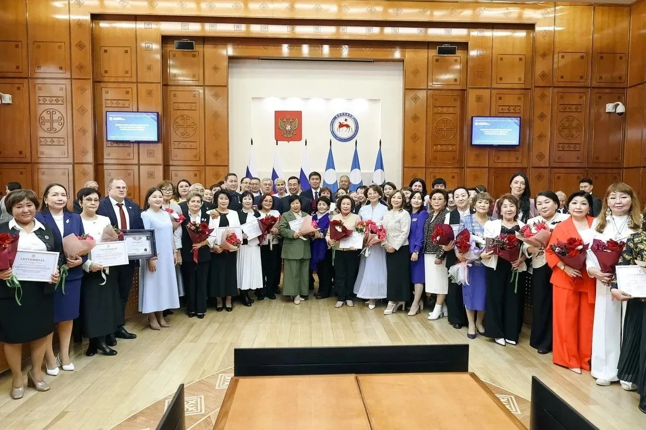 Сегодня, 5 октября 2026 г., в День учителя лучшим педагогам-наставникам Якутии вручены ...