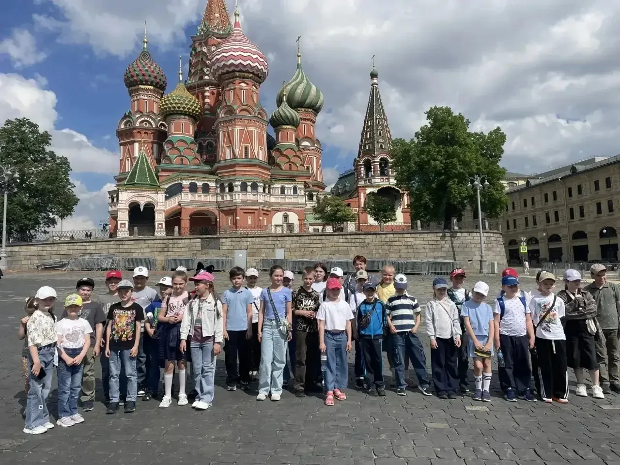 🌟 16 мая ученики 2а, 1б, 3а и 3б классов побывали на экскурсии в Московском Кремле.  Ребята прошли п