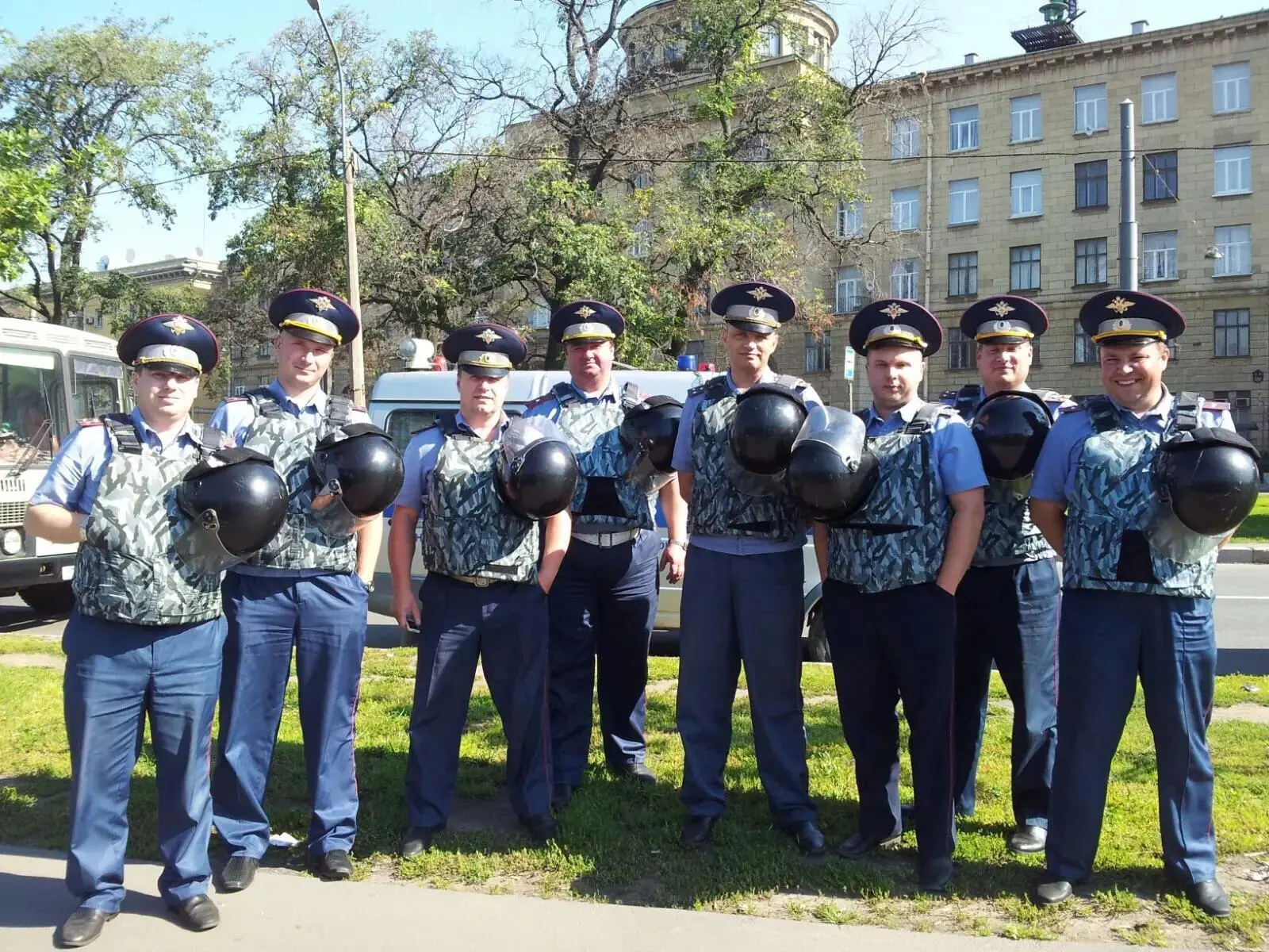 С праздником, Господа офицеры!