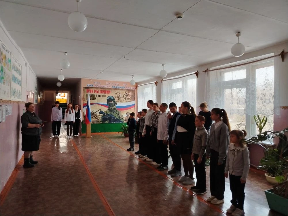 В школе прошла  линейка, посвященная окончанию третьей четверти 2025-2026 учебного года. 
     Перед