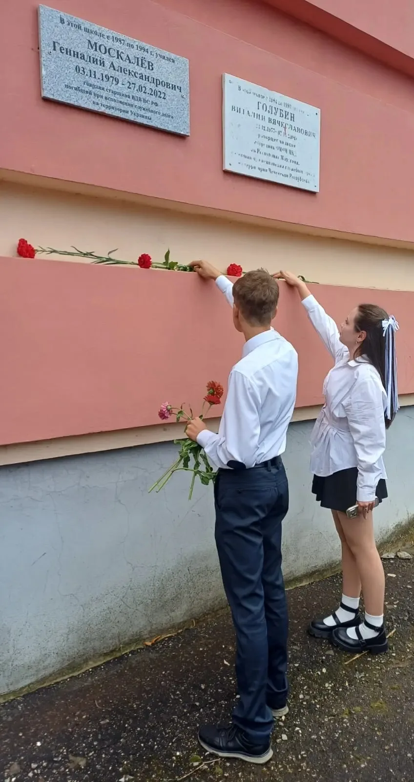 🕊Сегодня одиннадцатиклассники начали свой учебный год с важного дела. После торжествен...