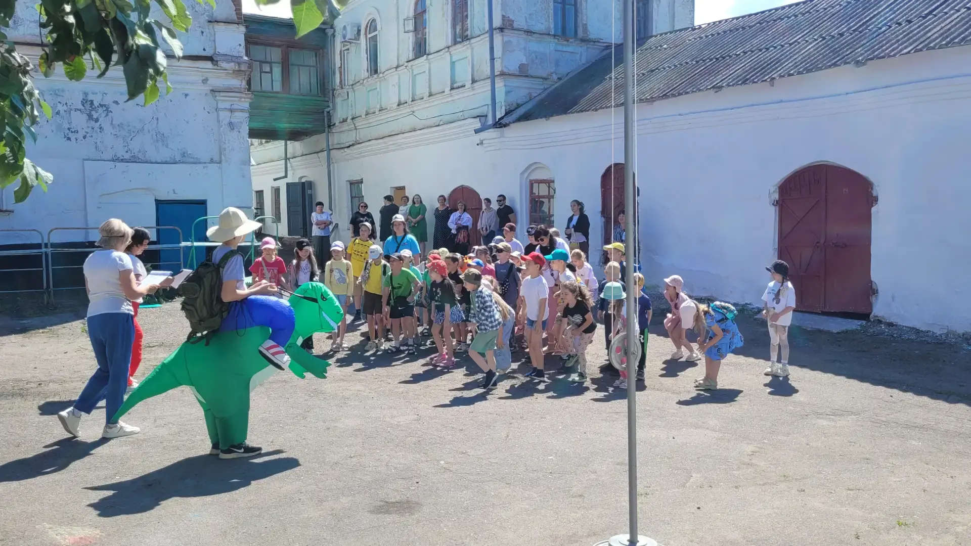 🦕🌋 Сегодня на летней площадке Центра творчества прошла необычная линейка, посвящённая захватывающе