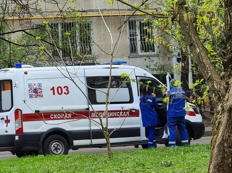 ❗ Шокирующее нападение: подросток в Москве искромсал ножом приехавших врачей