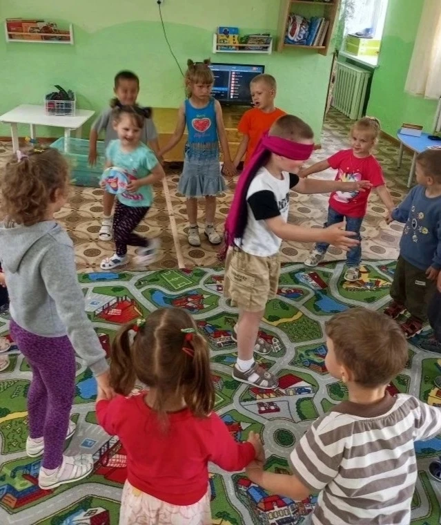 Сегодня у нас в группе было  шумно, весело и очень подвижно. Мы решили поиграть в русскую народную п