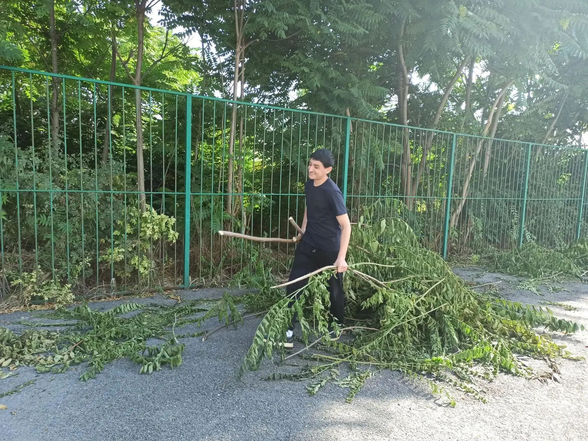 Школа в надёжных руках 9б класса (кл. рук. Карагезова Е.С.).
