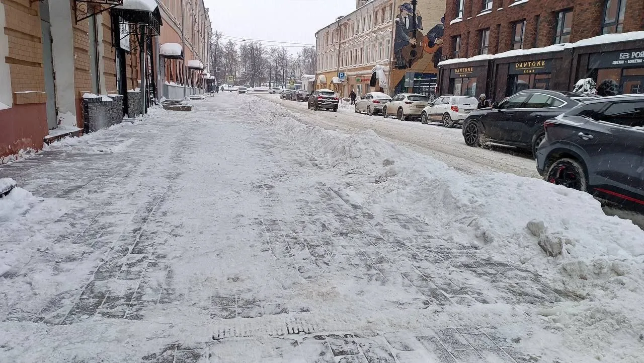 🌨️АО «Объединенный коммунальный оператор» подключилось к расчистке улиц города от снега.  Как и друг