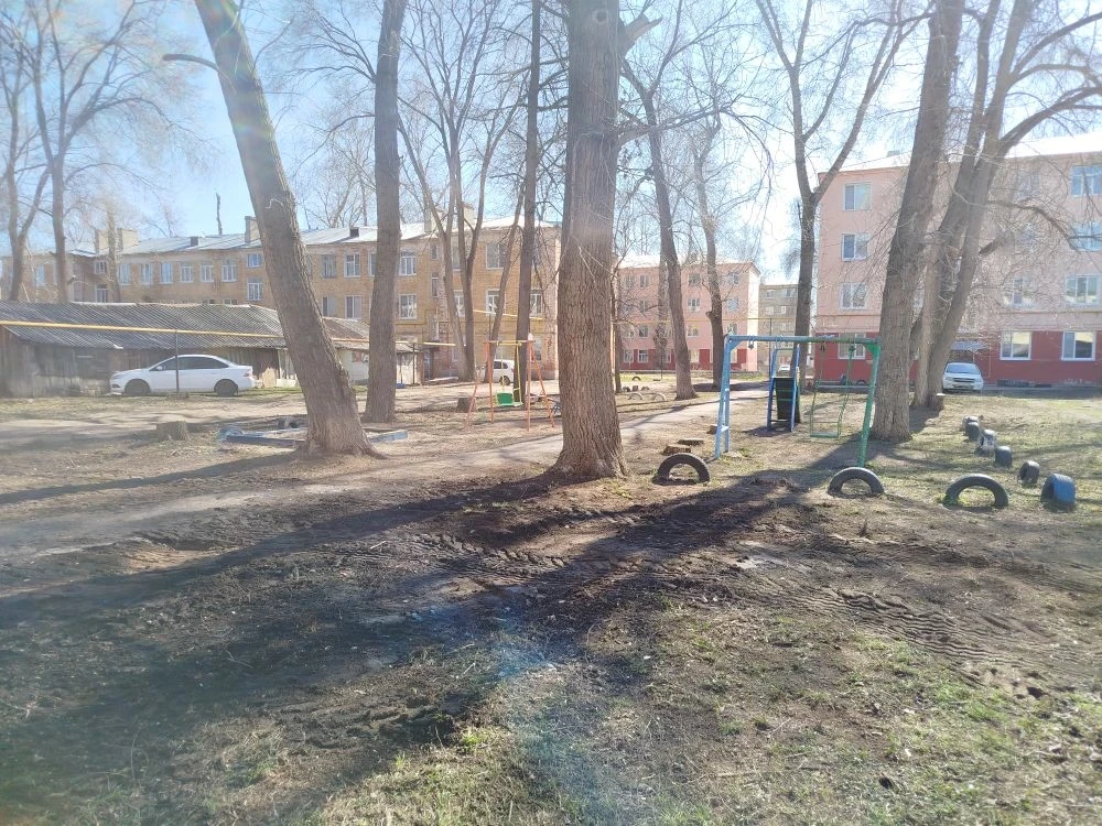 В рамках санитарной пятницы сотрудники ООО «СМУ» и ООО «ЖЭУ 24» вместе с активными жите...