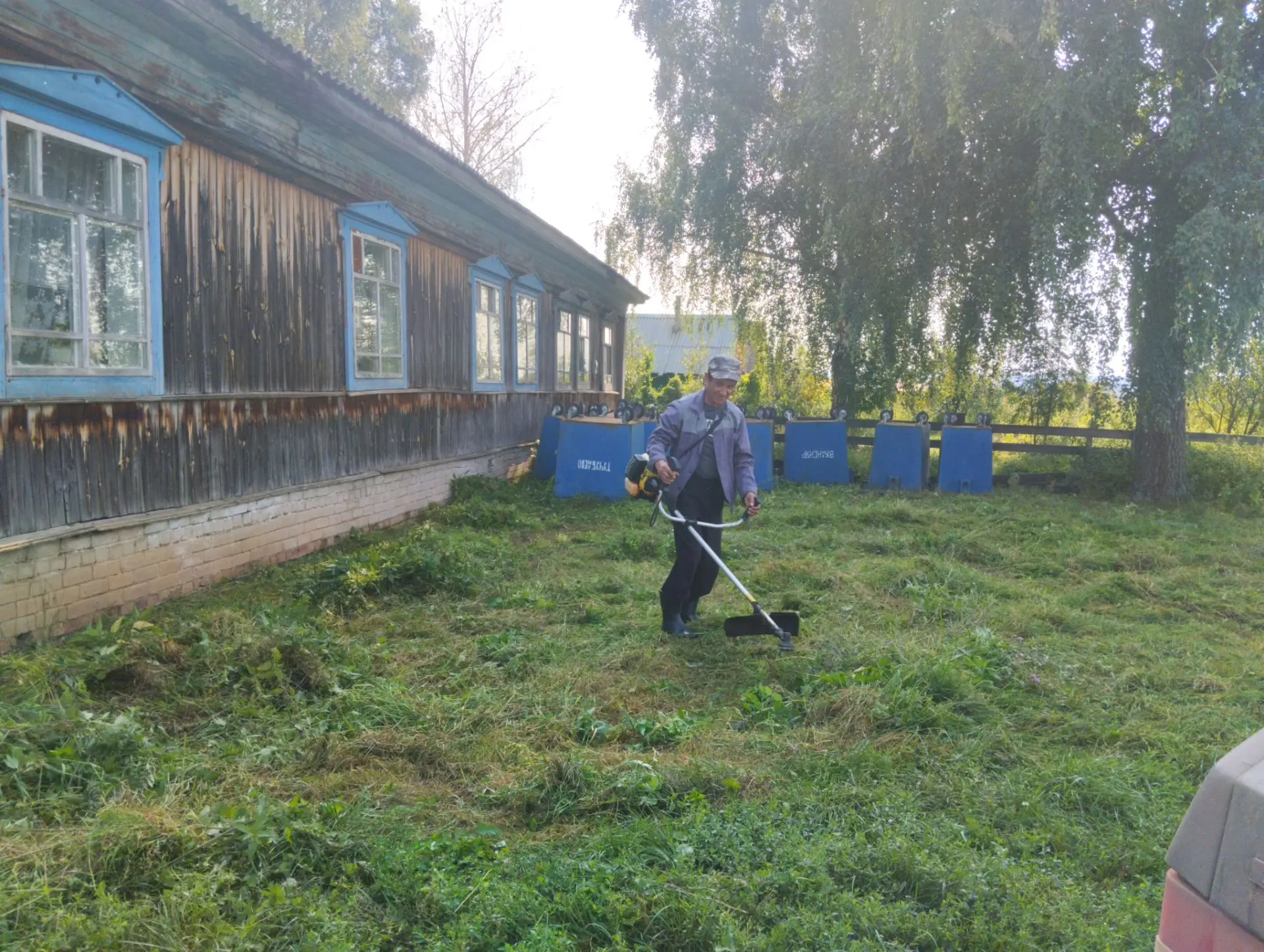 Очередной День чистоты посвятили уборке и облагораживанию прилегающих территорий, скаши...