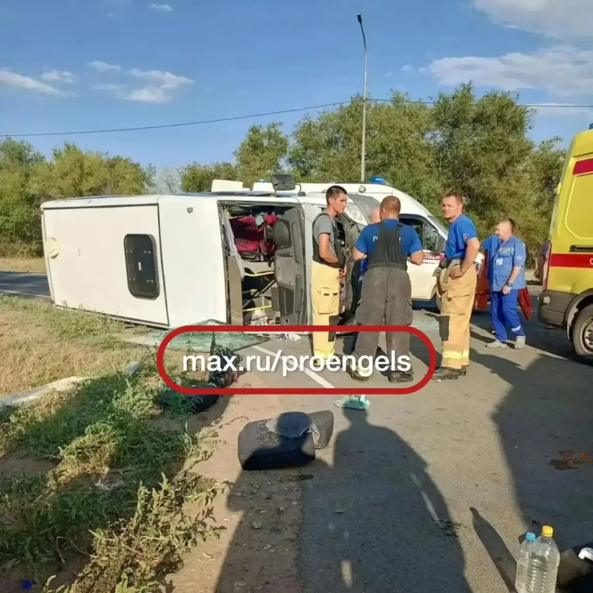 ⚡️В Энгельсском районе перевернулся микроавтобус — пострадали дети