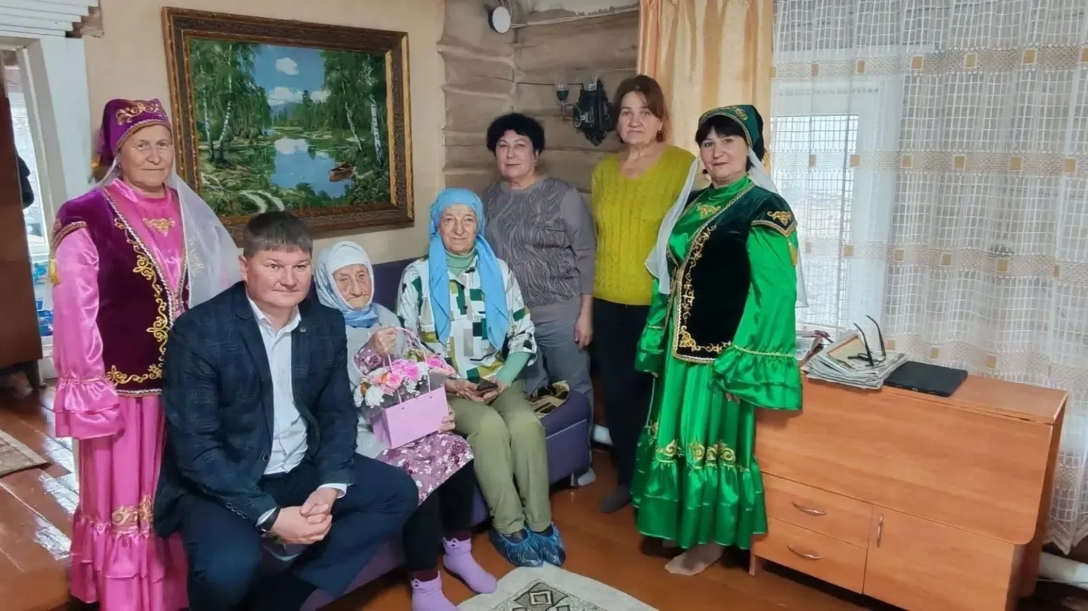В честь Дня пожилого человека 101-летнюю Сафаргалиеву Таскирю Шариповну приехал поздрав...