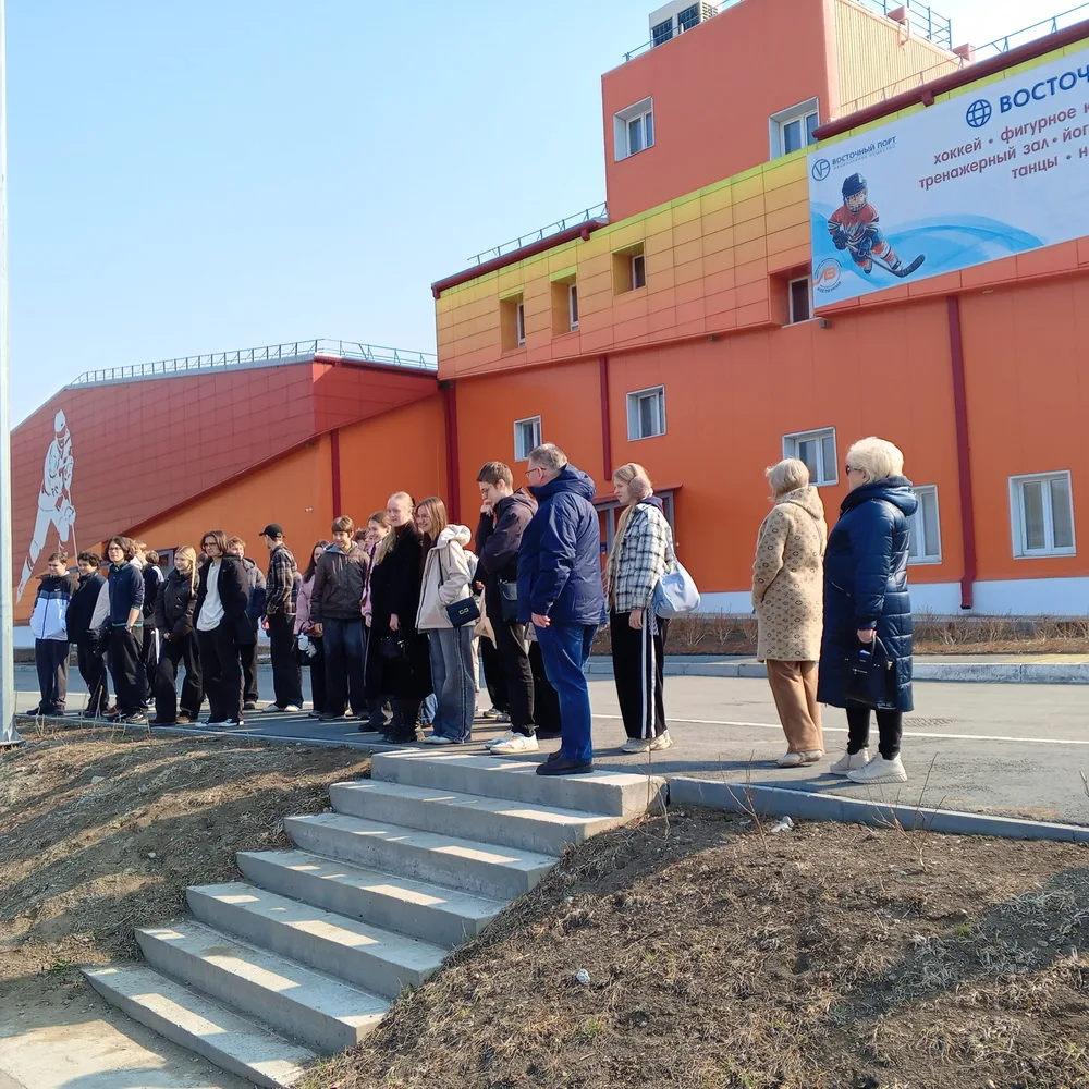 Старшеклассники Находки познакомились с градообразующим предприятием «Восточный Порт» 🚢⚓