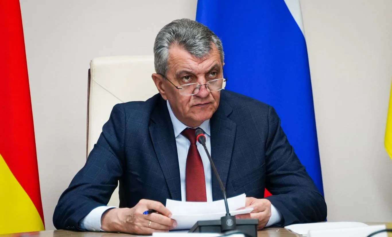 Глава Северной Осетии слов на ветер не бросает — во Владикавказе снесли рекламную конструкцию из-за 