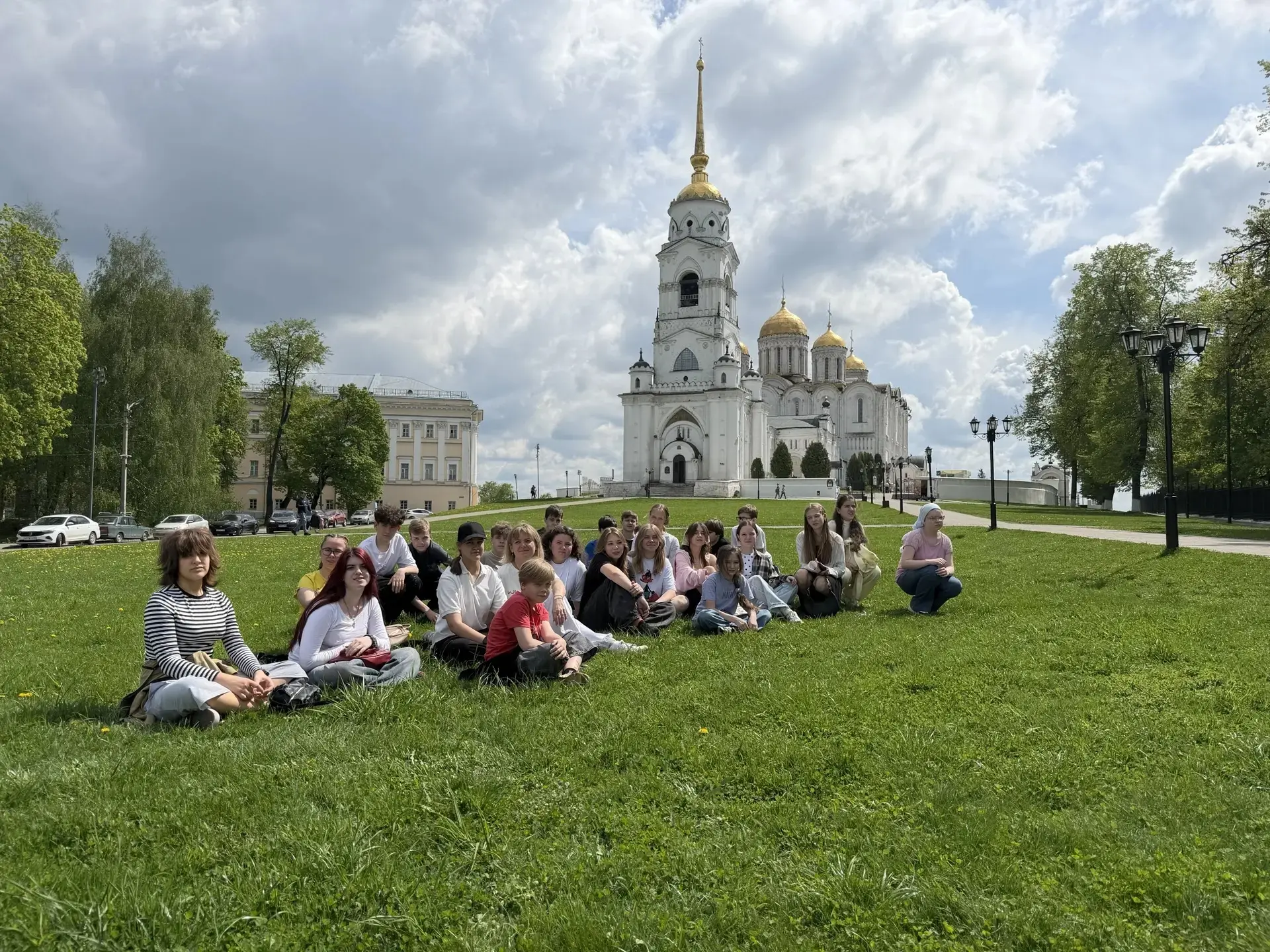 Учащиеся 7 "М" класса МОУ гимназии №7 вместе со своим классным руководителем Марковой Т.М. и родител
