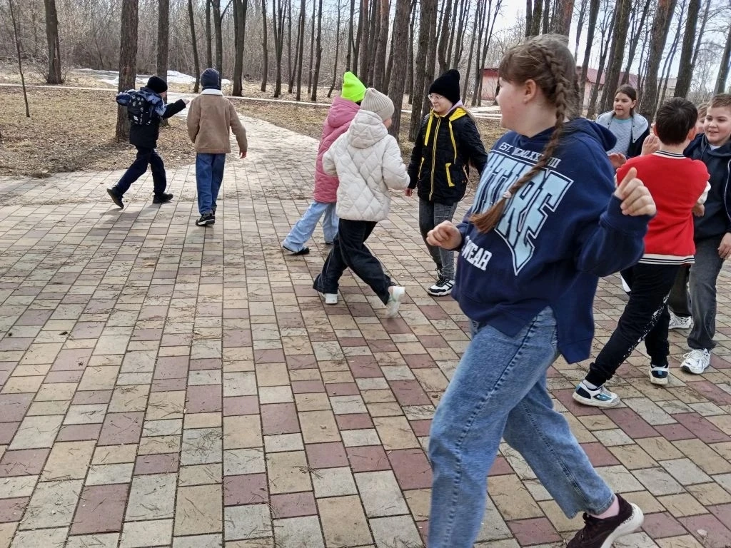 На весенних каникулах 4В отправился на прогулку в парк! Было очень весело и интересно. Ребята с вост