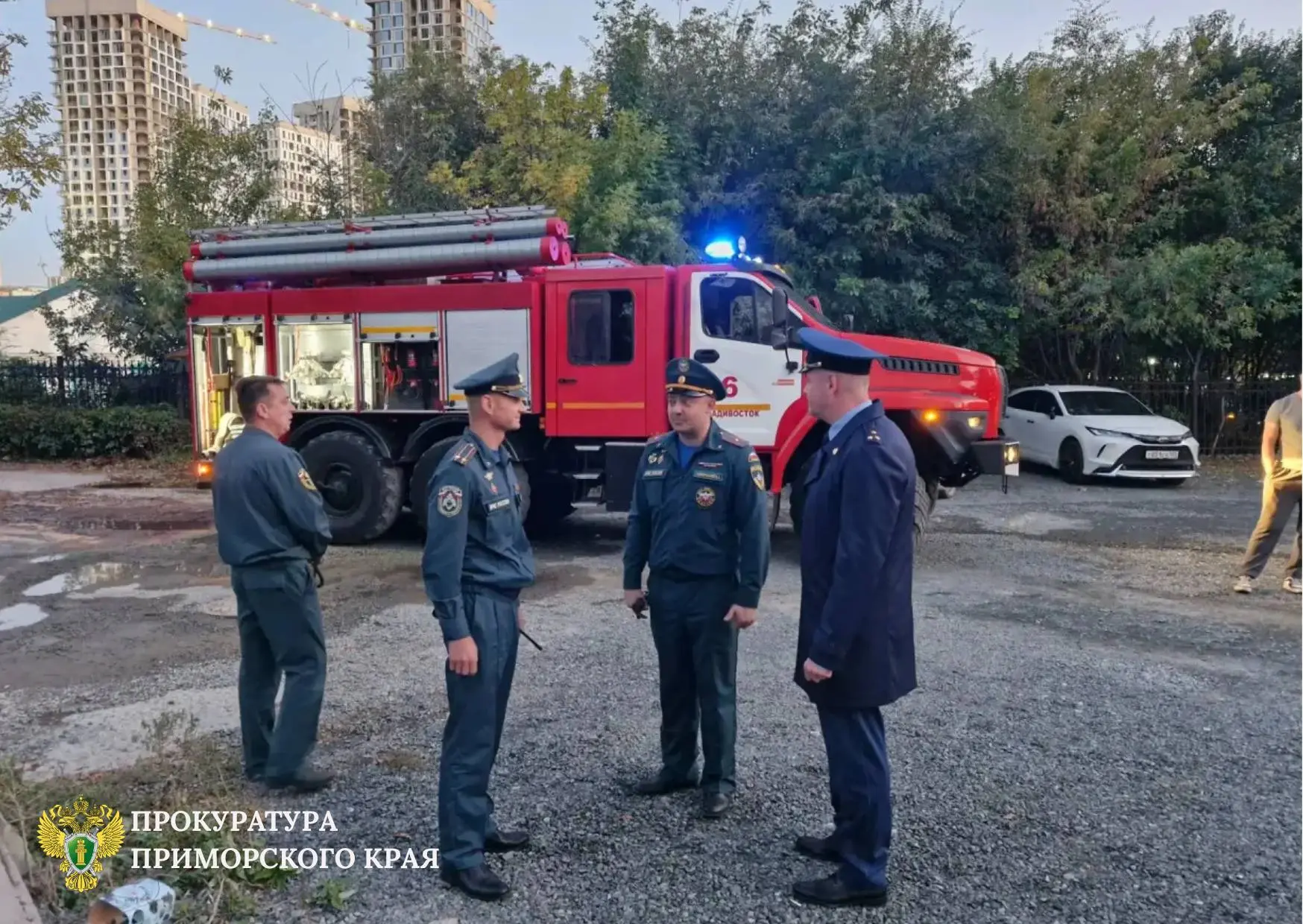 Прокуратура контролирует установление обстоятельств пожара во Владивостоке, в котором п...