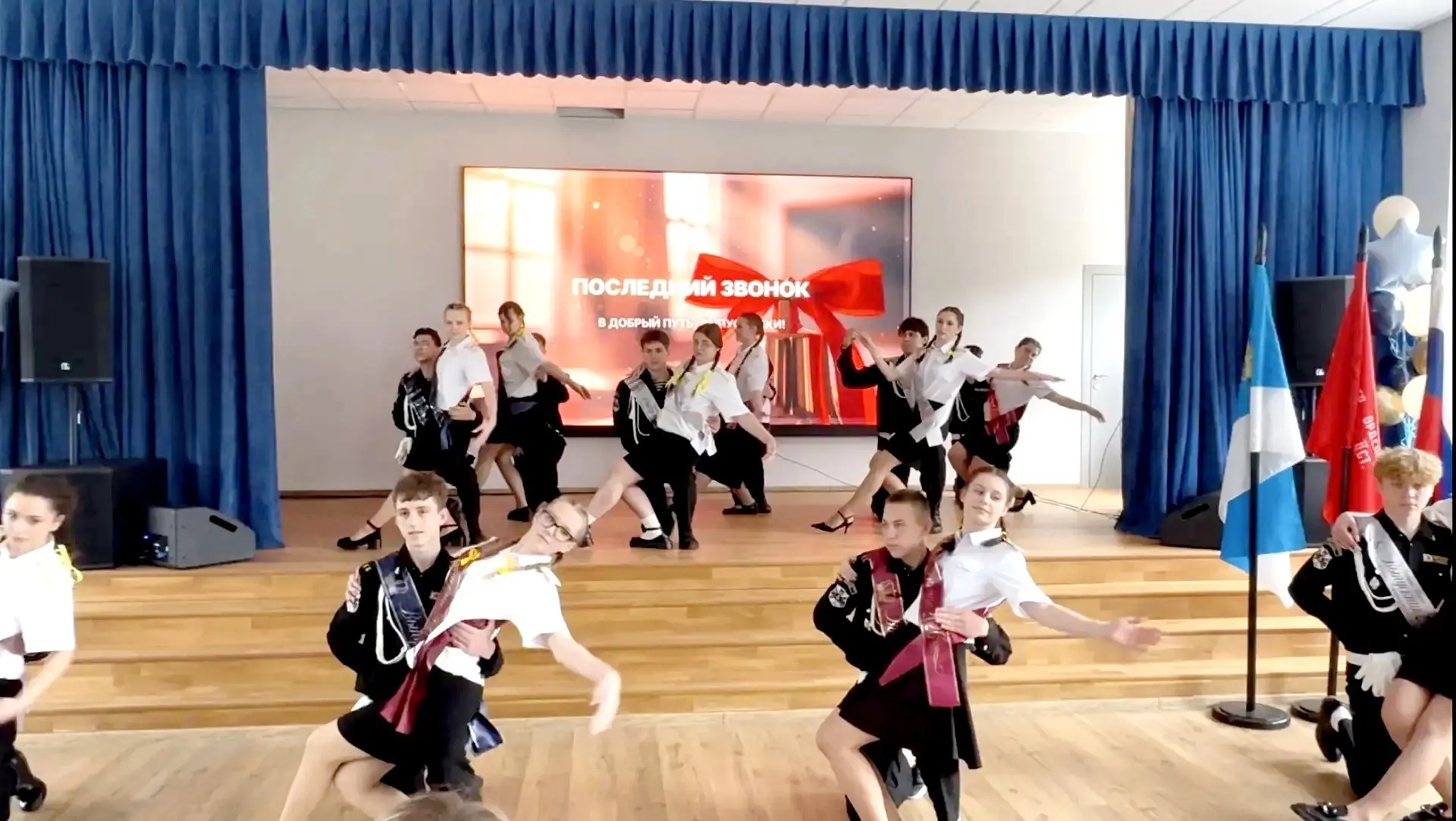 Взрослая жизнь сменила школьные грезы🎊  Сегодня по всей стране звенит он — Последний звонок, возвеща