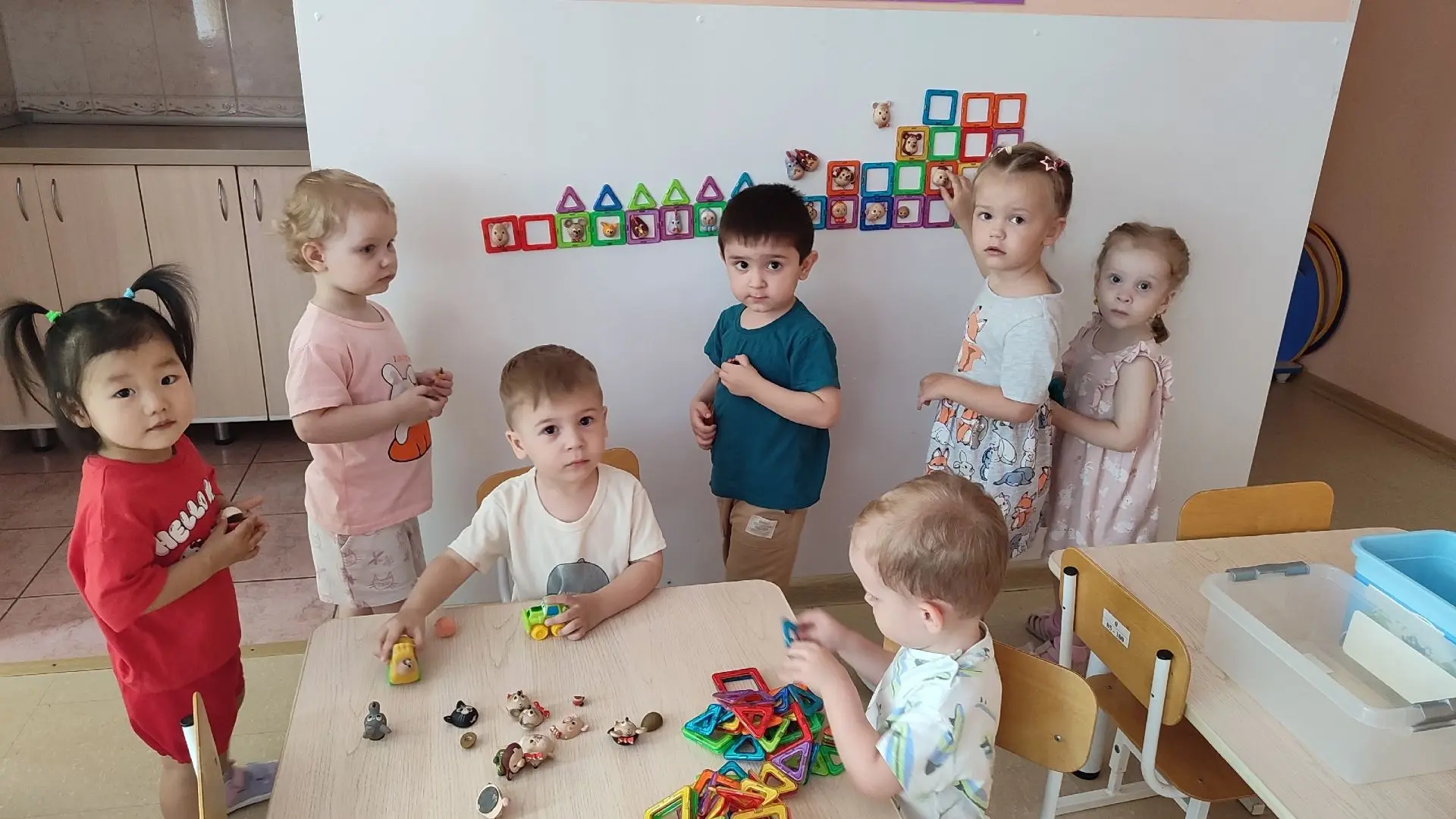 Что интересного скрывается на нашей магнитной доске? Давайте разгадаем вместе:
Что это? Это не прост