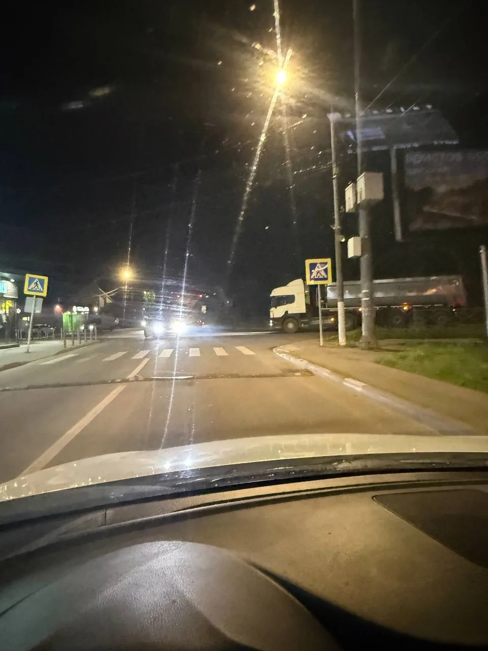 А как вы относитесь к тому, что у нас по городу разъезжают фуры постоянно⁉️

Один из жителей пишет: 