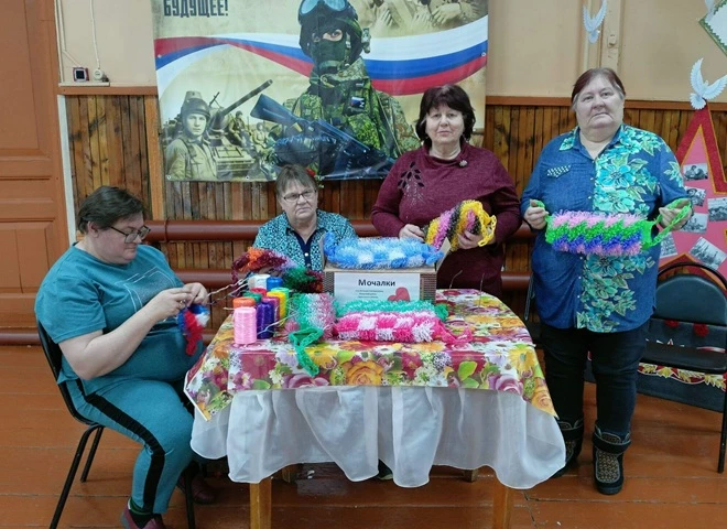 Жительницы Большой Екатериновки вяжут носки и мочалки для бойцов