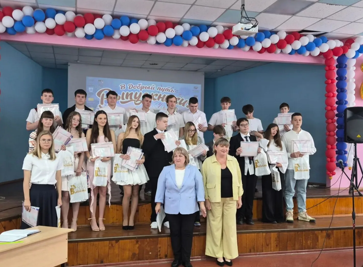🇷🇺 Торжественное вручение 
аттестатов выпускникам 9‑х 
классов!🎉🎉🎉

Сегодня в нашей школе прошё