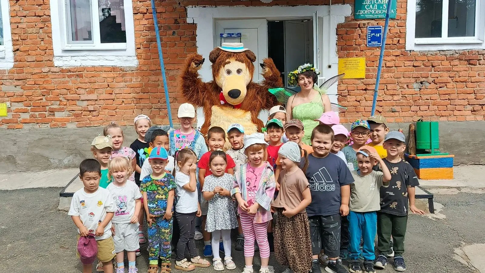 20 августа артисты РДК "Целинник" провели игровые программы для Детского сада № 4 и №5 ...