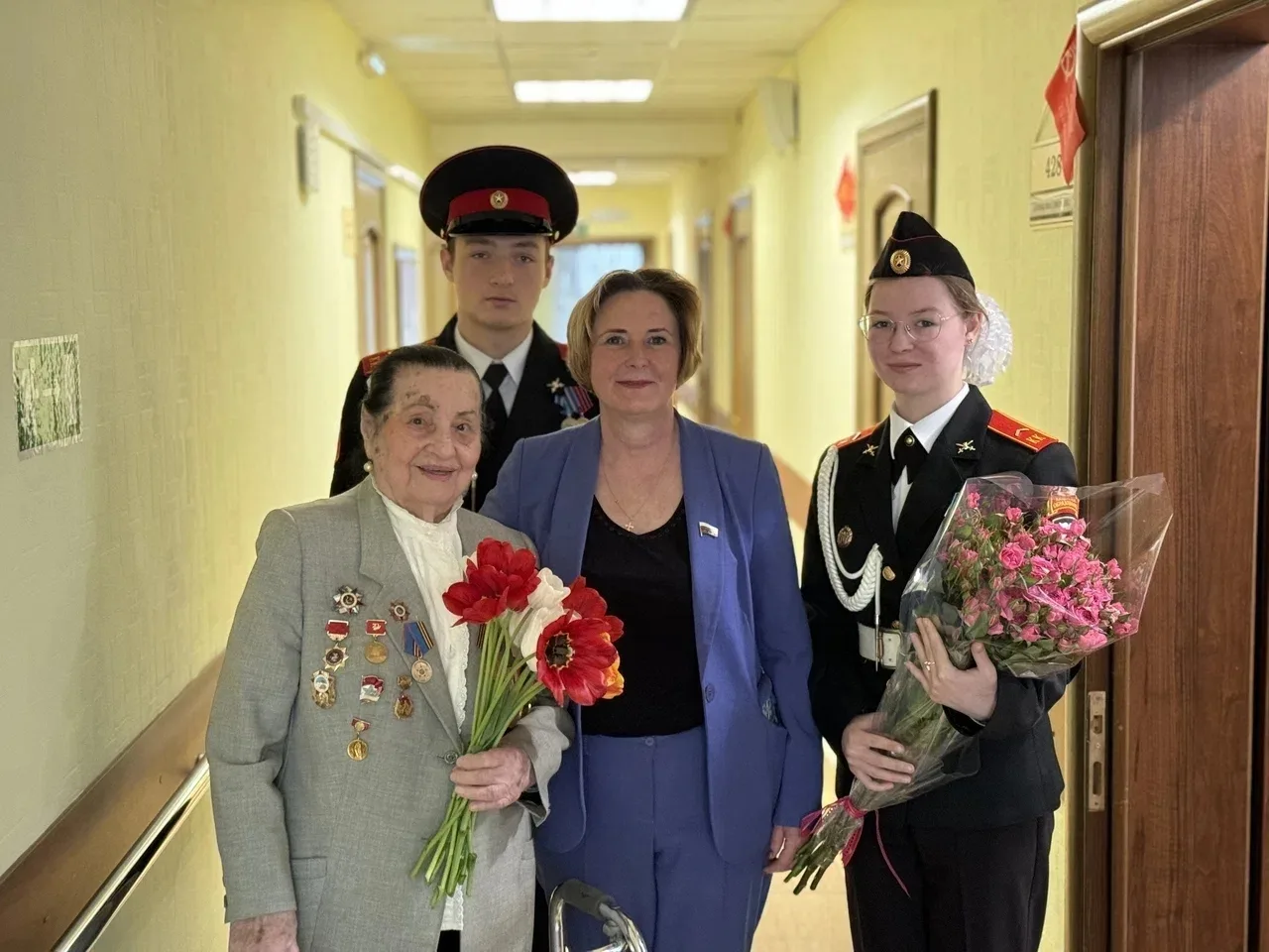 КАДЕТЫ НА ПОЗДРАВЛЕНИИ ВЕТЕРАНА ВОВ  💐 В День Великой Победы самое ценное — не просто слова благодар