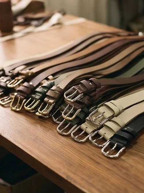 Финальные штрихи перед отправкой фирменных ремней в магазины☑️