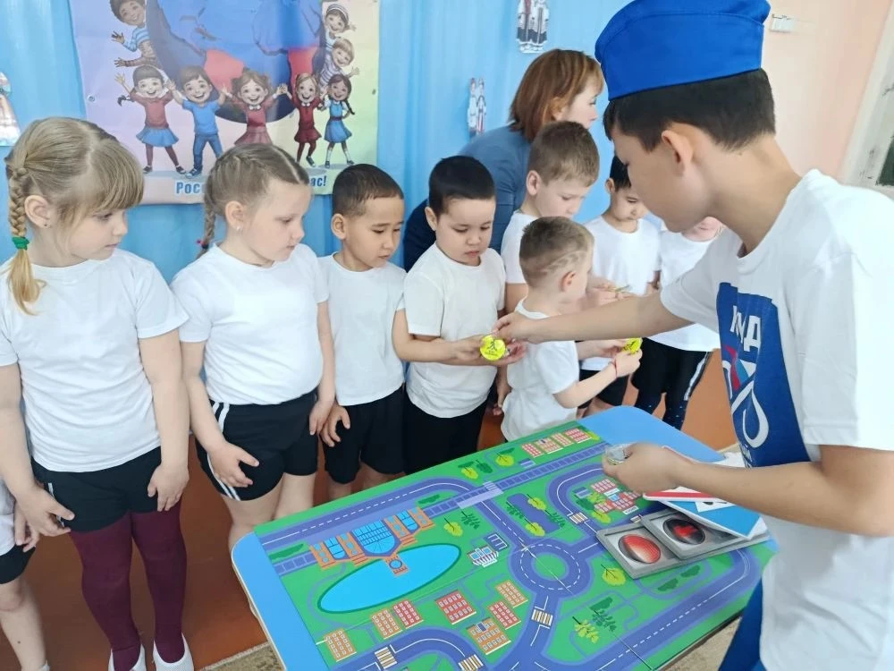 🚦В рамках профилактической работы по повышению культуры безопасного поведения на дорогах юные инспек