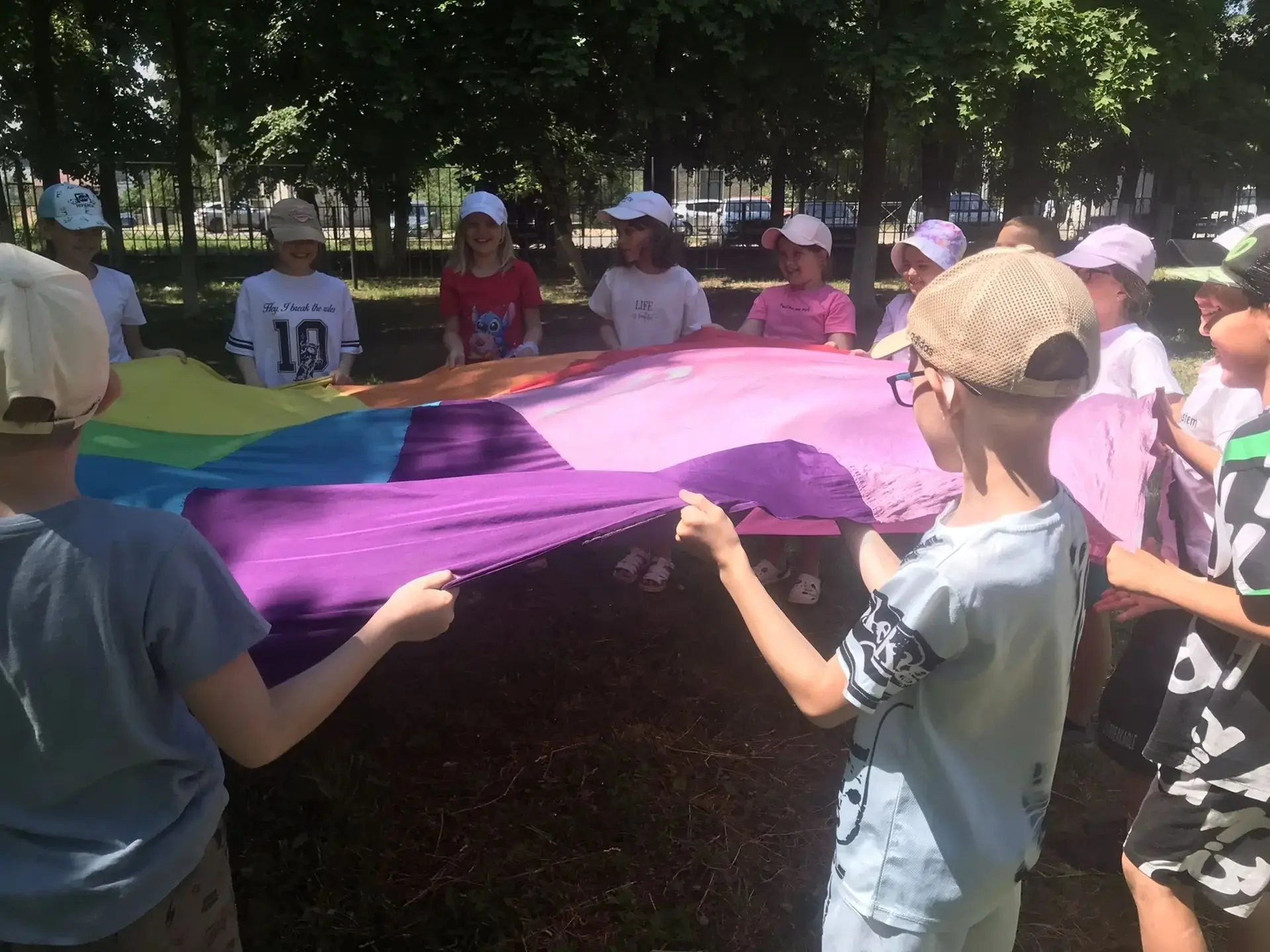 В пришкольном лагере прошла игровая программа «По просторам России».
⁣
В честь одного из самых молод