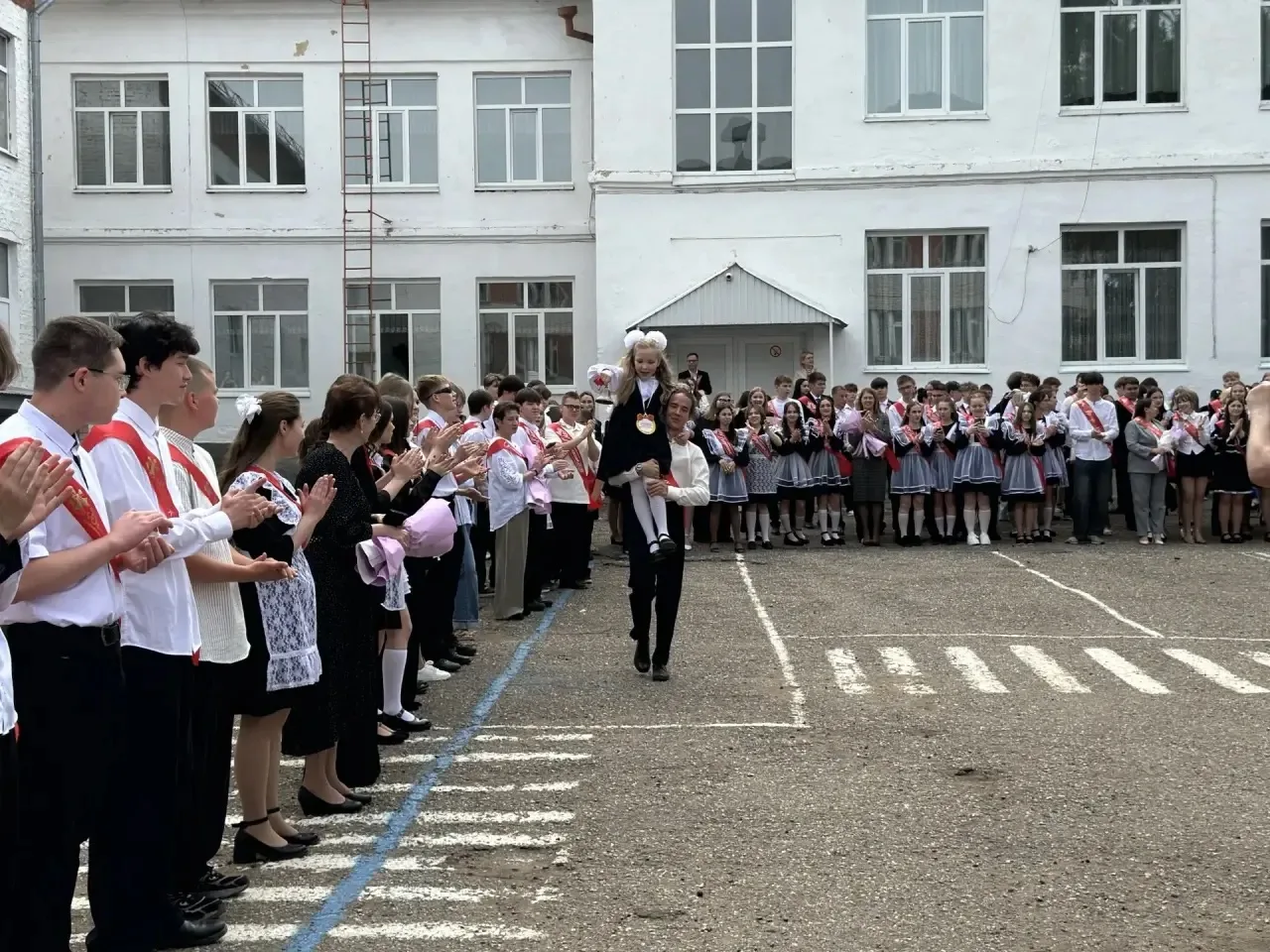 🎓 Последние звонки в нашей школе: как это было!

25 и 26 мая  в нашей школе звучали последние звонк