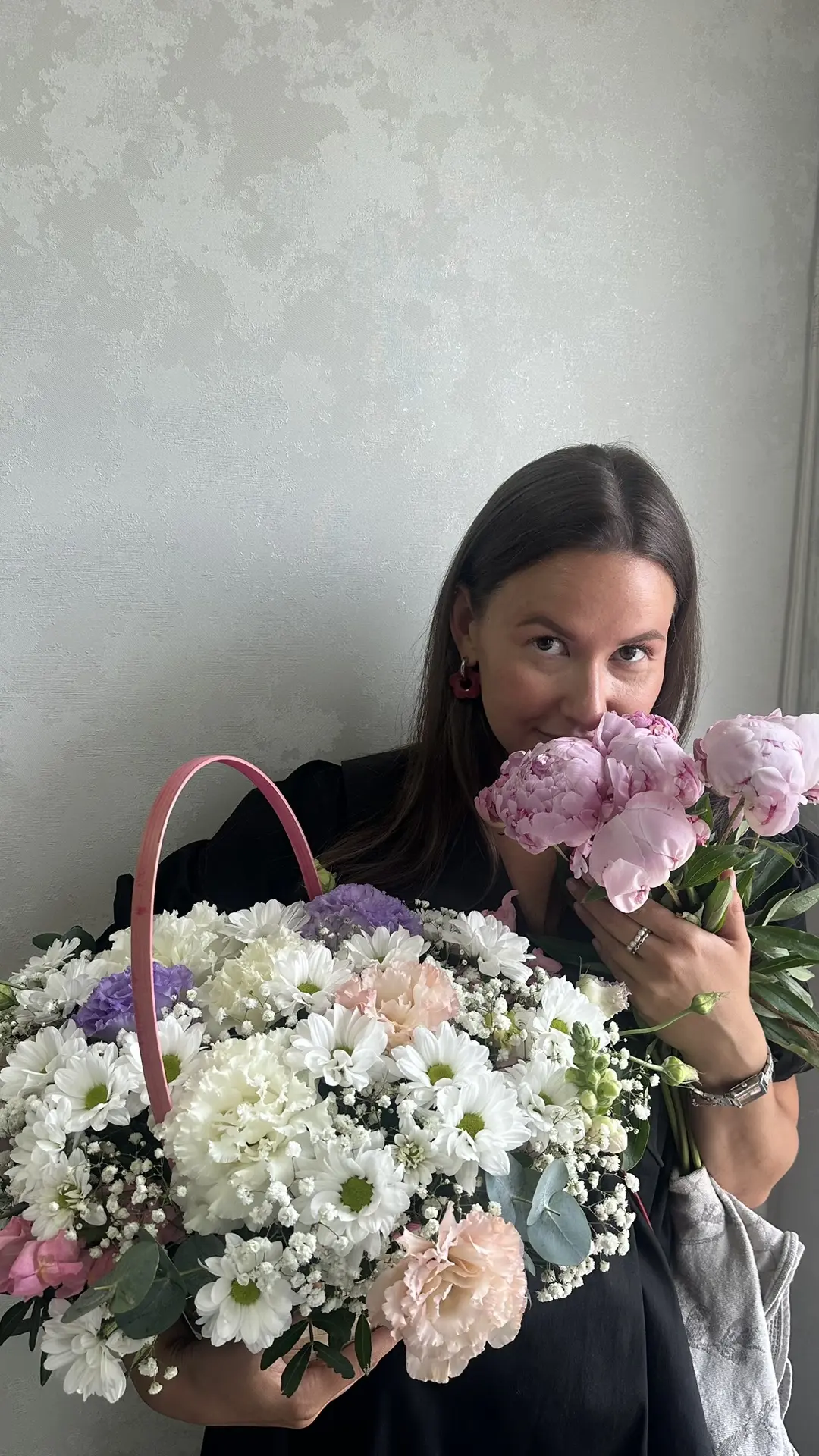 такой классный и простой мой день 🥳

приехала моя мама с большой корзиной цветов, муж подарил любим