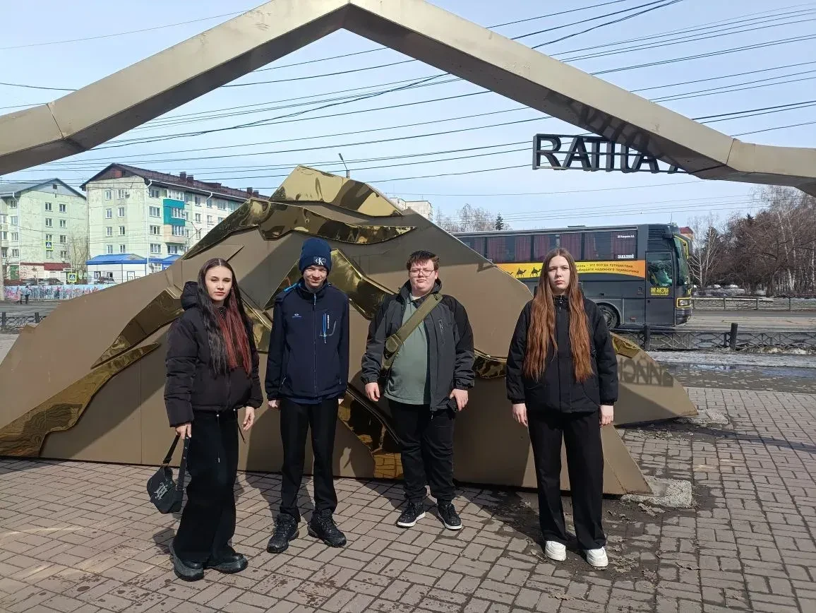 9Б класс с классным руководителем Поповой С.А. в парке Петра 1.