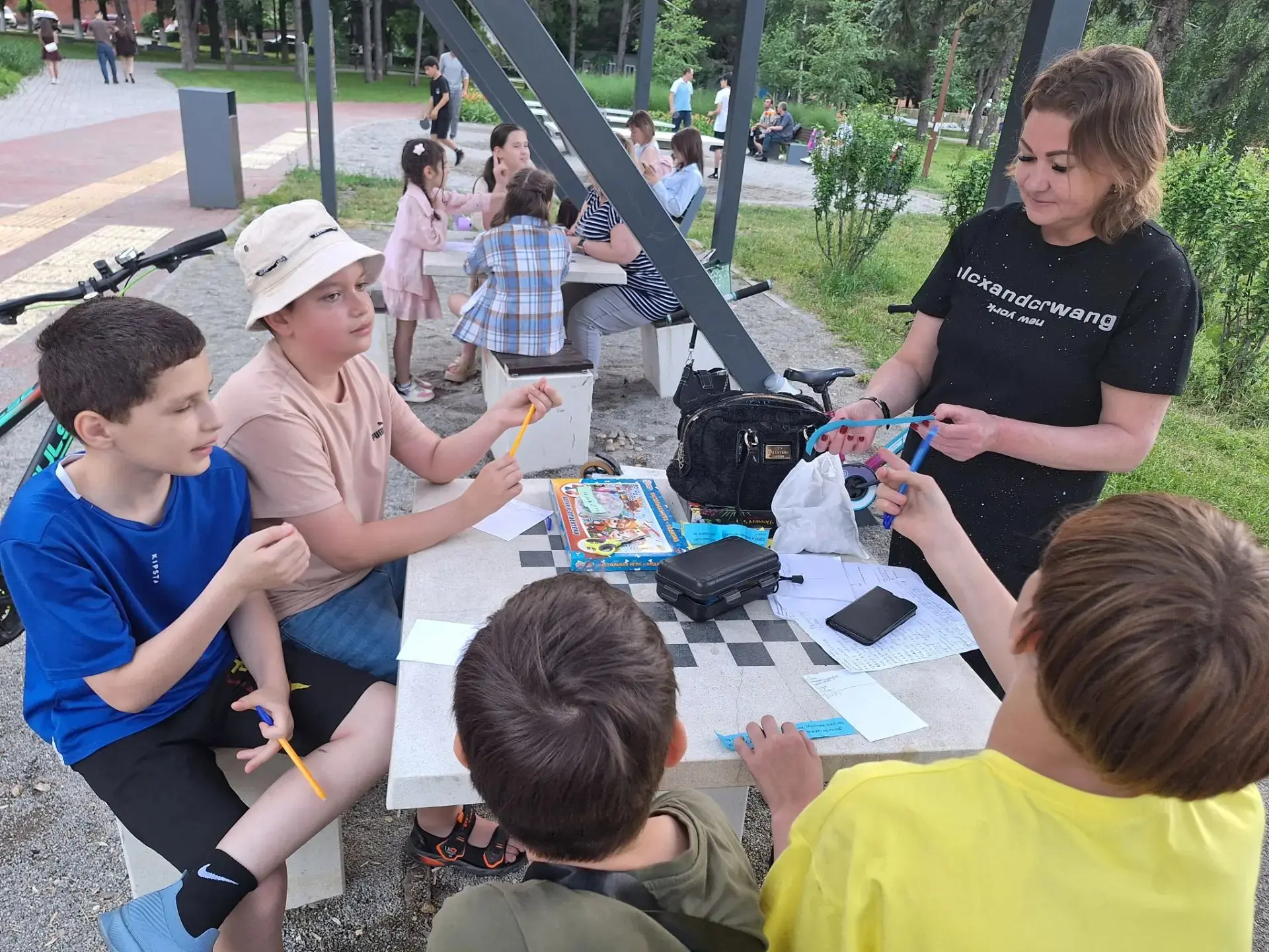 🌳  В городском парке «Сфинксы» сотрудники библиотек им. В. И. Лунина и Б. М. Каспарова организовали