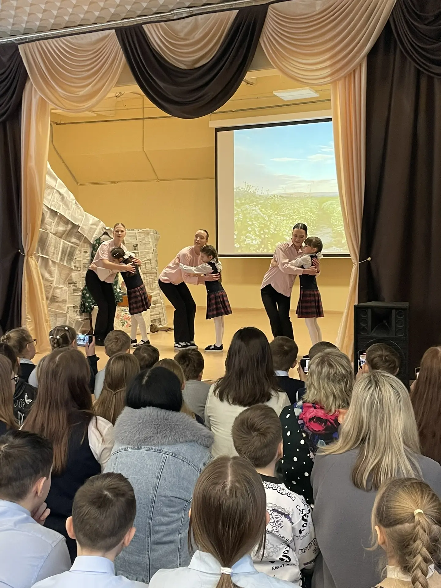 🎭30 января в нашей школе прошел концерт с театрализованным представлением  «Блокадной памяти страниц